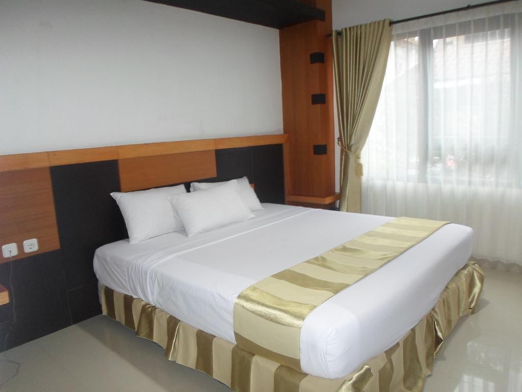 Hotel Grand Karawang Indah Værelse billede