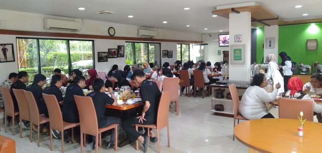 Hotel Grand Karawang Indah Eksteriør billede