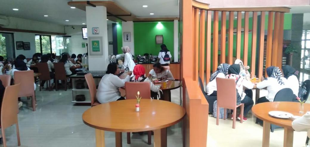 Hotel Grand Karawang Indah Eksteriør billede